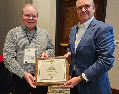 Jeff Kohrs receives Bob Arraj Service Award