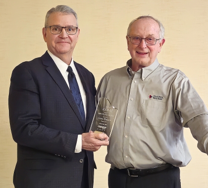 Gene Hansen accepts award